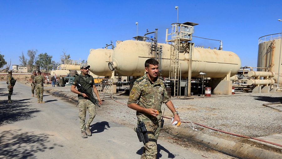 Miembros de las fuerzas de seguridad iraquí en un pozo petrolífero en Dibis, cerca de Kirkuk.