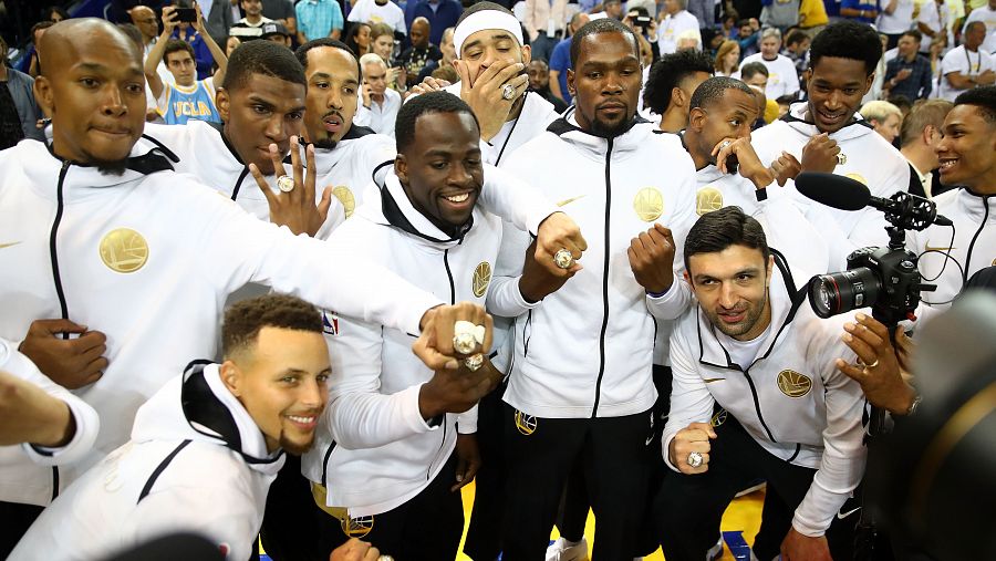 Los jugadores de los Warriors enseñan el anillo de campeones de la NBA de la temporada pasada.