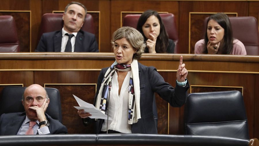 La ministra de Agricultura, Pesca y Medio Ambiente, Isabel García Tejerina (d), durante su intervención en la sesión de control al Ejecutivo