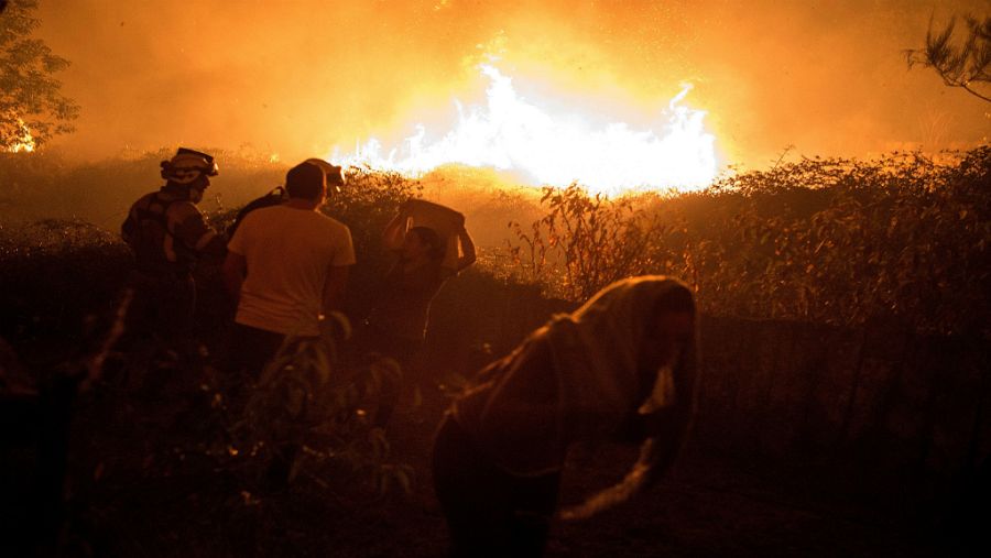 Más de un centenar de incendios simultáneos en Galicia