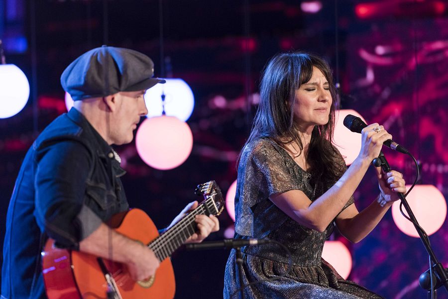 Amaral interpreta una de las canciones de su disco en el plató de Órbita Laika