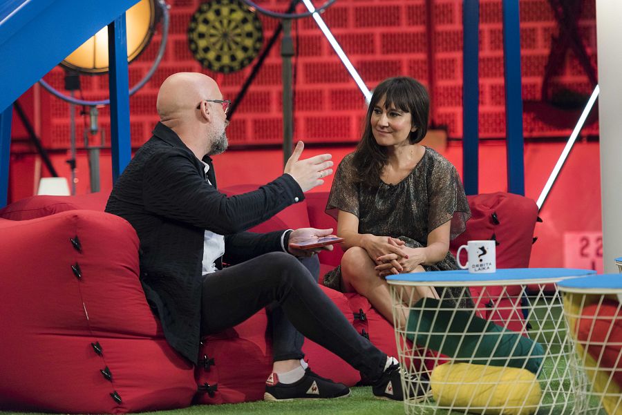 Amaral charla distendidamente con Goyo Jiménez y algunos colaboradores sobre diversas curiosidades científicas