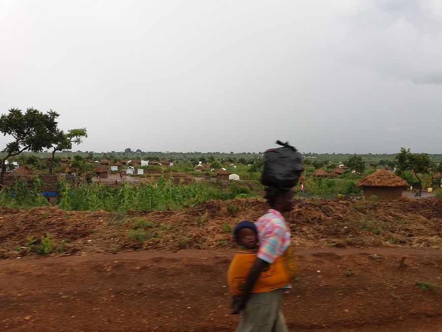 Cada familia refugiada en Uganda tiene derecho a una parcela de 30 metros cuadrados para construir su casa y cultivar el suelo