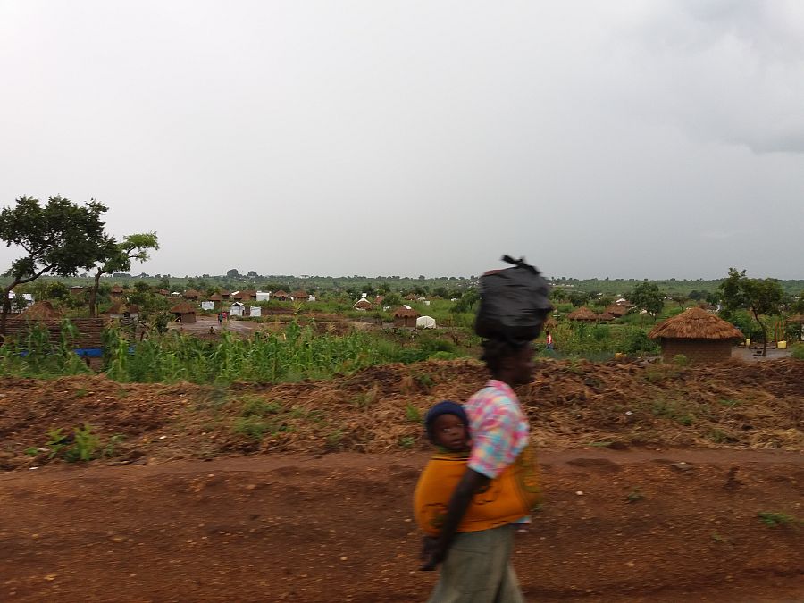 Cada familia refugiada en Uganda tiene derecho a una parcela de 30 metros cuadrados para construir su casa y cultivar el suelo
