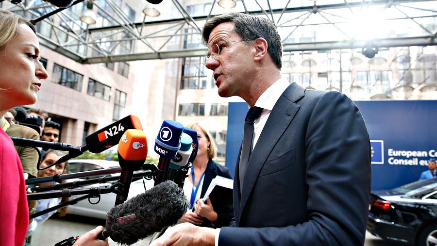 El primer ministro holandes, Mark Rutte, atiende a la prensa a su llegada a la cumbre