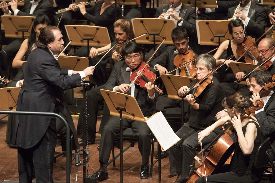 El maestro García Asensio dirige a la Orquesta RTVE