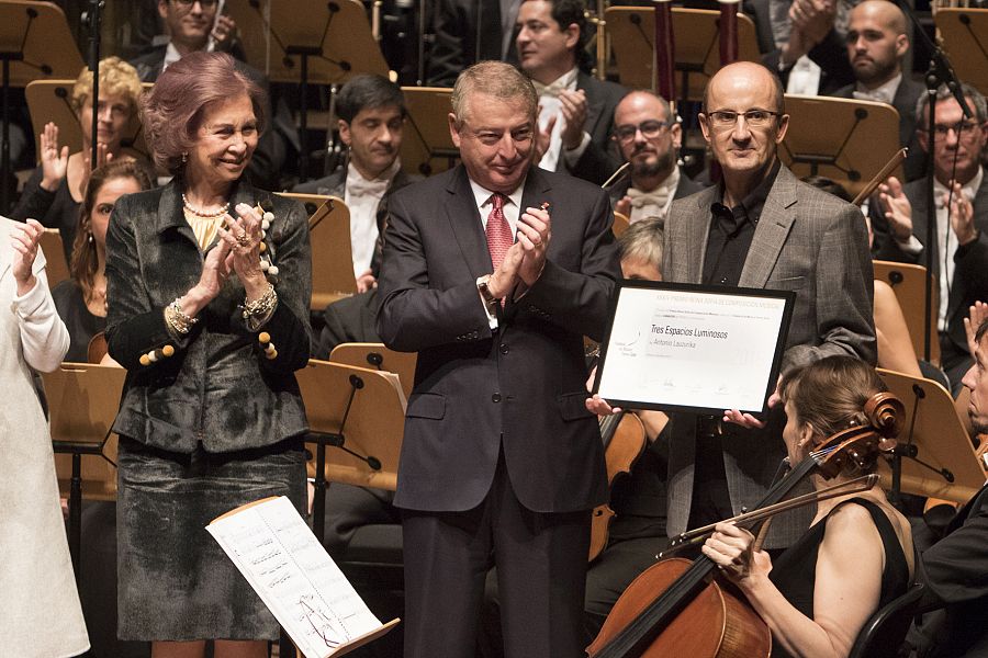 La Reina Doña Sofia, con el presidente de CRTVE y el compositor Antonio Lauzaurika con el premio