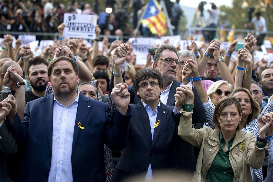 El presidente de la Generalitat, el vicepresidente y la presidenta del Parlament, durante la manifestación en Barcelona.