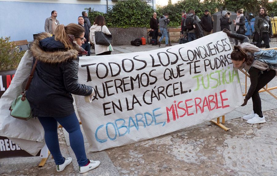Amigos de las víctimas colocan una pancarta en la entrada de la Audiencia Provincial de Cuenca.