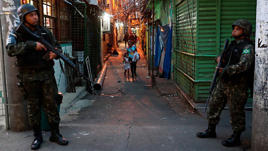 Dos policías brasileños vigilan una de las calles de la favela Rocinha, en Río de Janeiro