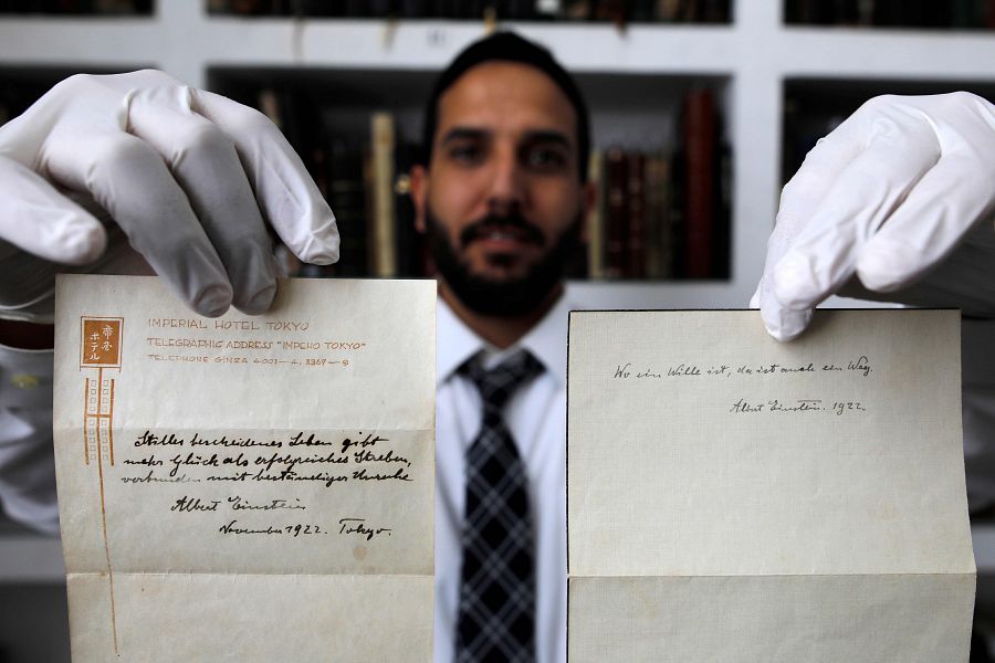 El dueño de la casa de subastas muestra las dos notas manuscritas que Einstein dio como propina a un mensajero en Tokio