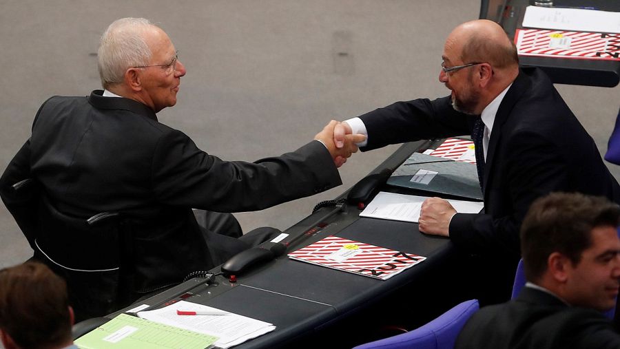 El líder socialdemócrata, Martin Schulz (d), saluda al recién elegido presidente del Parlamento alemán, Wolfgang Schäuble