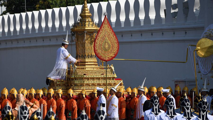 La urna con los restos del rey Bhumibol, a su paso por las calles de Bangkok