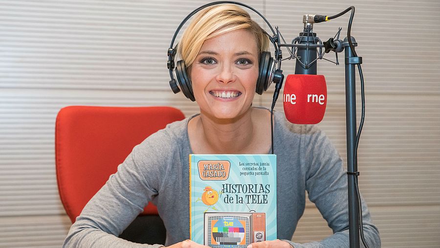 Casado posa con su libro en Rne Madrid