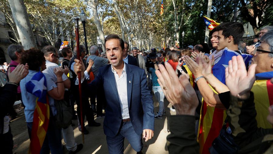 Cientos de manifestantes hacen un pasillo a los 200 alcaldes soberanistas que entran en el Parlament