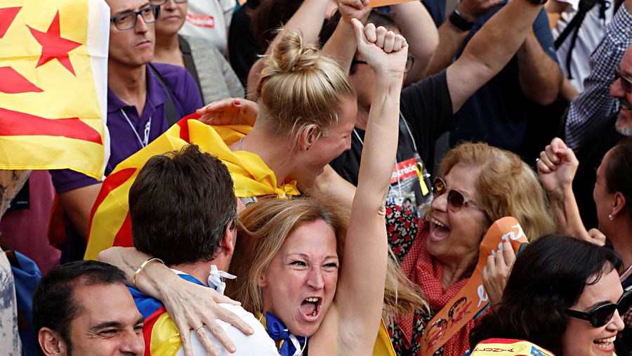 La gente congregada ante el Parlament de Catalunya celebra la votación para la independencia