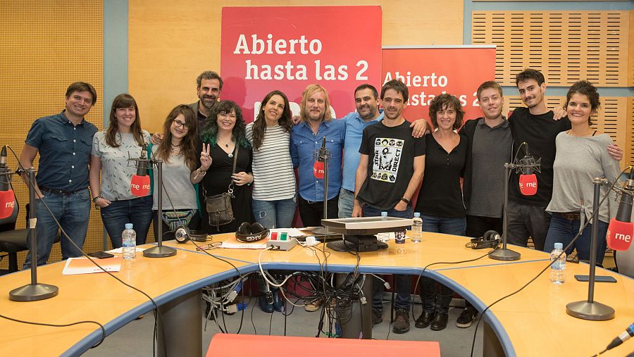 Foto final de Neuman con algunos de sus seguidores y todo el equipo del programa