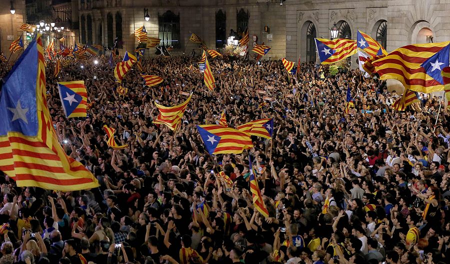 Concentración en Plaza de Sant Jaume para celebrar la declaración de independencia