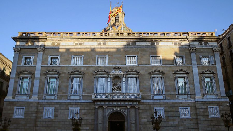 Numerosos medios de comunicación se concentran ante el Palau de la Generalitat, en el primer día laborable tras la puesta en marcha del artículo 155 de la Constitución para hacer frente al desafío secesionista en Cataluña