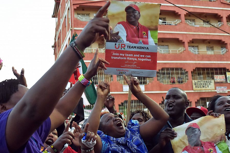 Un grupo de seguidores de Uhuru Kenyatta celebra su victoria en la ciudad de Gatundu