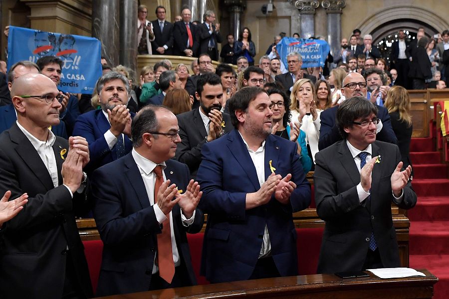 Los miembros del Govern aplauden tras la votación para declarar la independencia de Cataluña