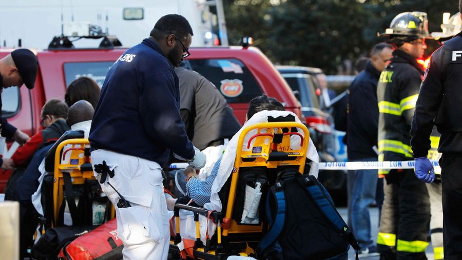 Los equipos de emergencias atienden a uno de los heridos en el atropello de Nueva York