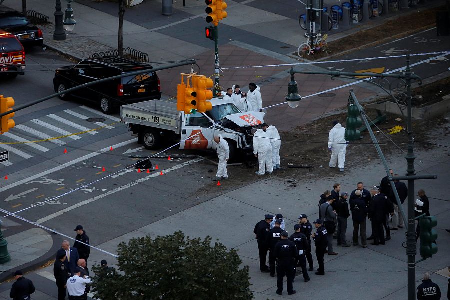Los investigadores revisan la camioneta usada en el atropello terrorista de Nueva York
