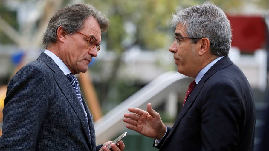 Artur Mas y Francesc Homs, ambos inhabilitados, acuden a arropar a la Audiencia a los exconsellers.