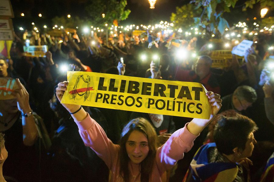 Una de las manifestantes de Barcelona sotiene un cartel que reza 