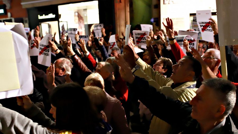 Un grupo de manifestantes de Lleida enarbola carteles con el lema 