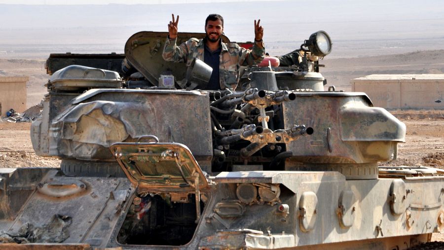 Un soldado sirio celebra la victoria contra los yihadistas en Deir el Zor