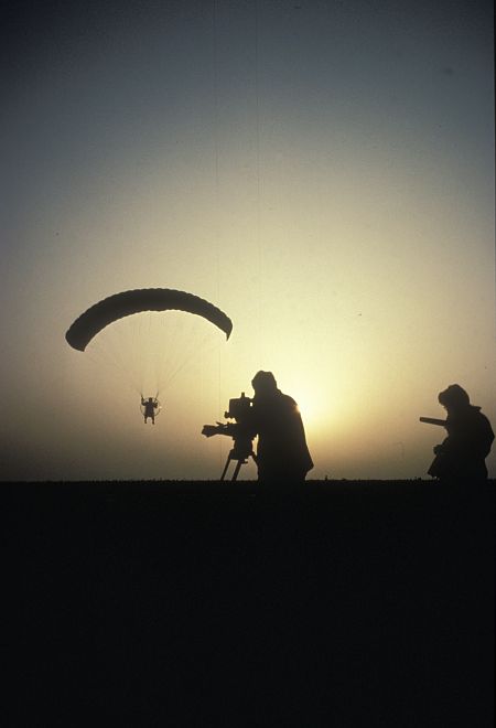 Intrépidos aventureros vuelan en ala delta y parapente