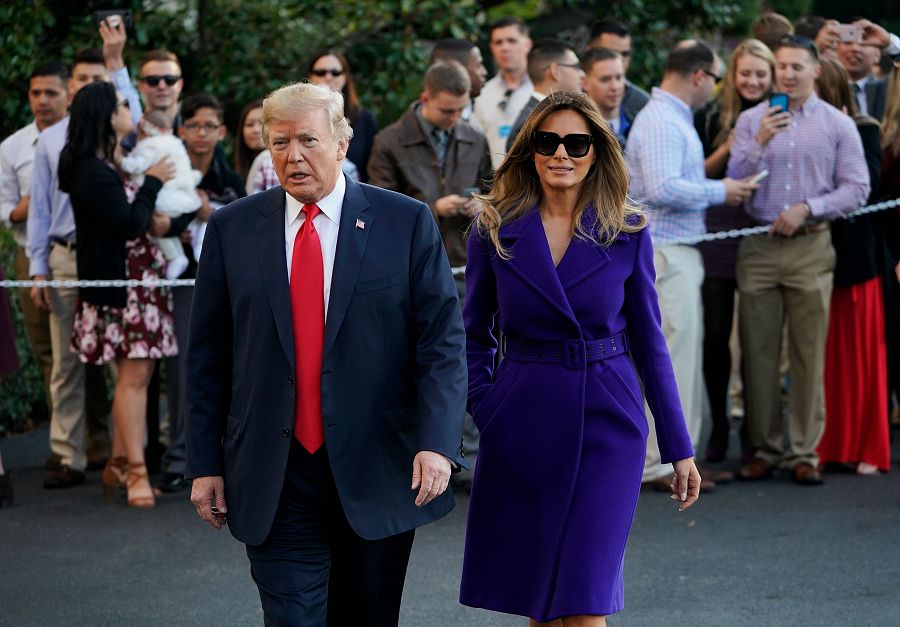 Donald y Melania Trump en la Casa Blanca, tras atender a la prensa y antes de partir para la gira asiática