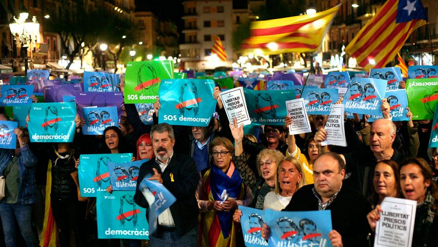 Concentración en la plaza de la Font Tarragona para reclamar la libertad de los exmiembros del Govern y de los presidentes de Òmnium y la ANC