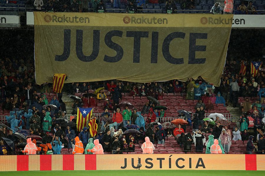 Pancarta en el Camp Nou en favor de los exconsejeros detenidos