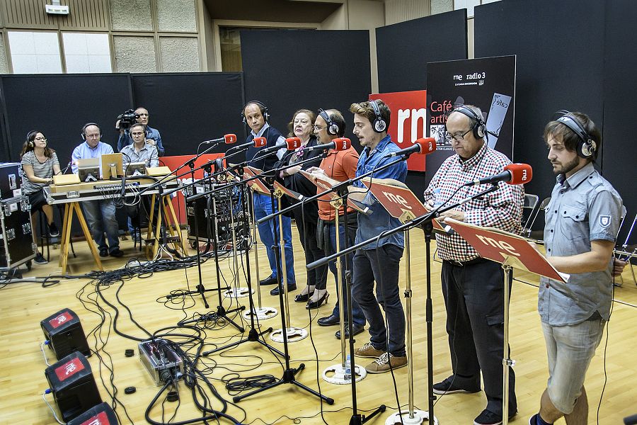 El equipo de Ficción Sonora de RNE durante una de sus producciones anteriores