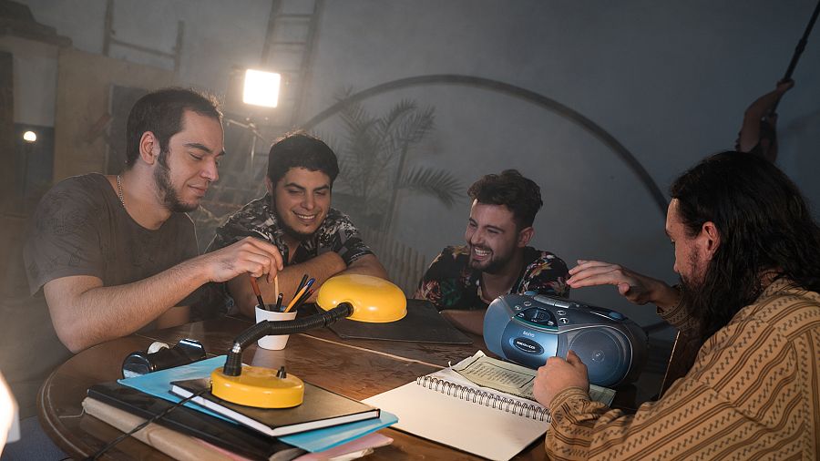 'Mambo' cuenta la historia de dos perdedores que se atreven con un último intento para conseguir dedicarse a la música