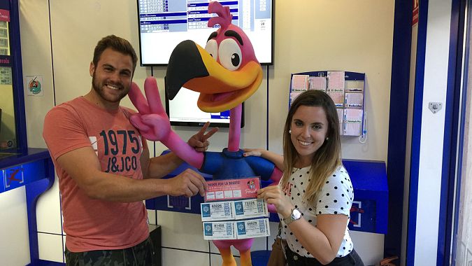 Clientes de la administración de Loterías Perolo con una 'funda casada'