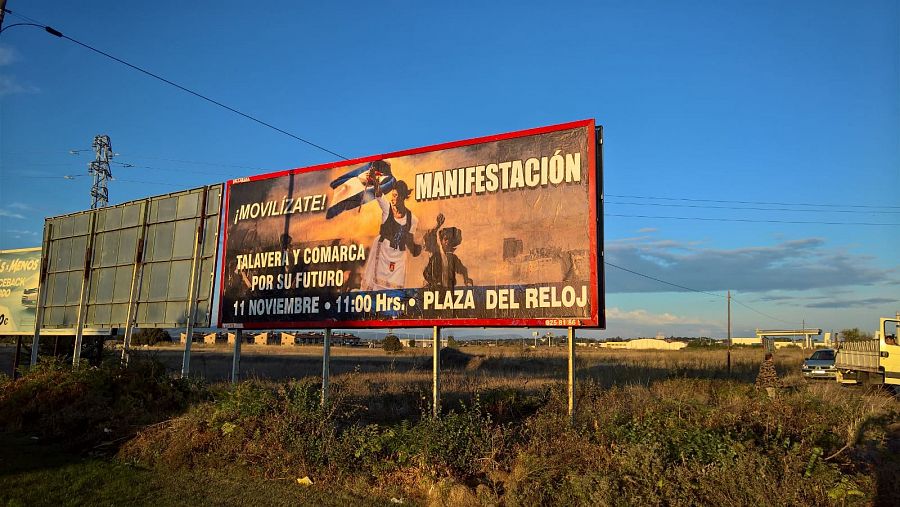 Una valla publicitaria muestra un cartel con la manifestación del sábado en Talavera