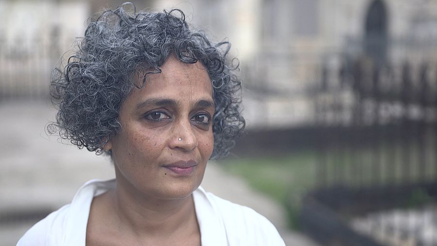 Nos comentó la autora Arundhati Roy que ha tardado diez años en escribir esta historia que protagonizan dos mujeres en la India actual