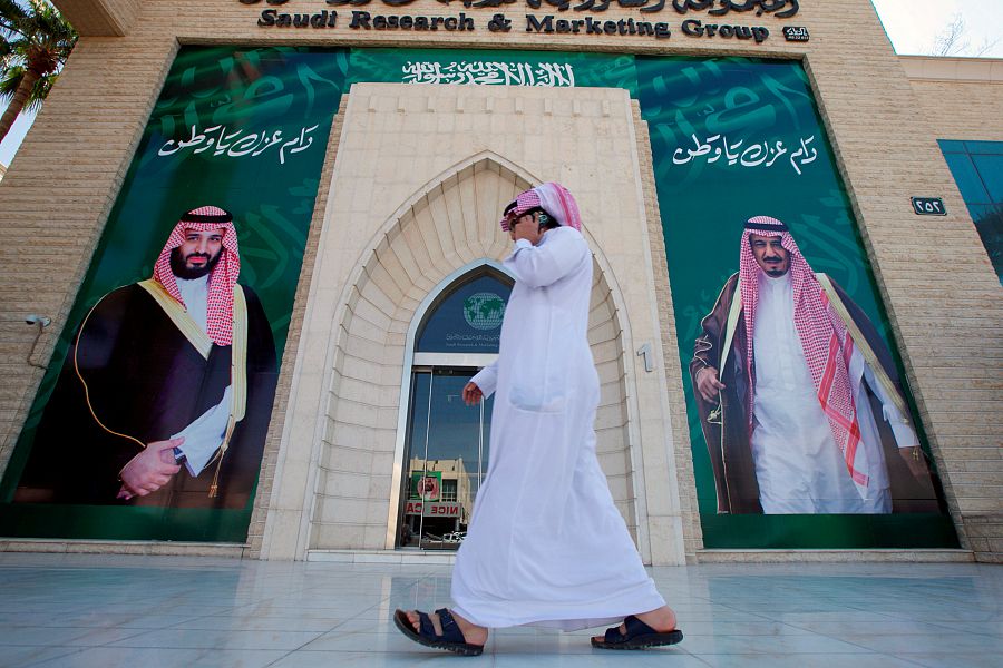 Un cartel en una calle de Riad muestra al principe heredero, Mohamed bin Salmán, y al rey saudí, Salmán bin Abdulaziz
