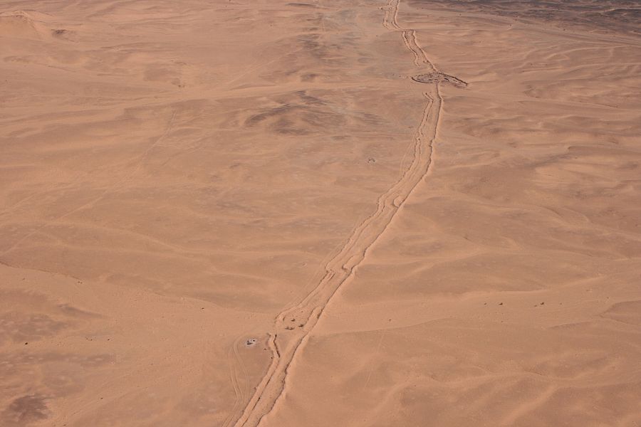 La zona del muro de arena de 2.700 kilómetros que, en el Sáhara Occidental, separa a las fuerzas militares de Marruecos, al oeste, de las del independentista Frente Polisario, es donde se cree que están la mayoría de las minas aún sin explotar en es