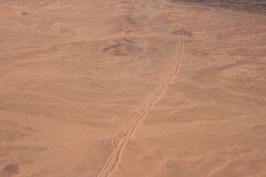 La zona del muro de arena de 2.700 kilómetros que, en el Sáhara Occidental, separa a las fuerzas militares de Marruecos, al oeste, de las del independentista Frente Polisario, es donde se cree que están la mayoría de las minas aún sin explotar en es