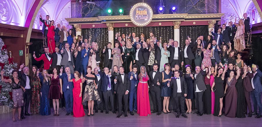 Los profesionales de RTVE brindan por la Navidad en 'Telepasión'