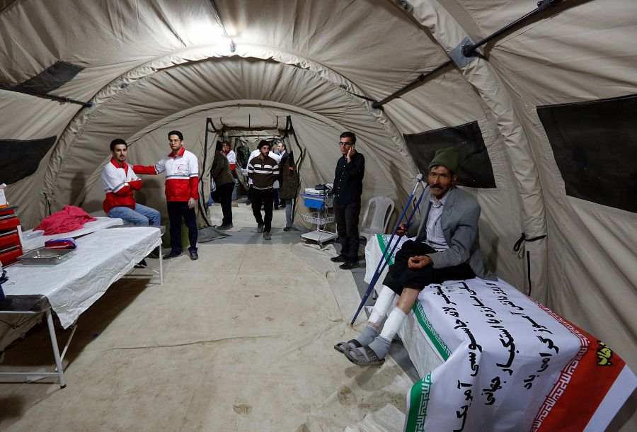 Hospital de emergencia instalado en Sarpul-Zahab tras el terremoto que ha sacudido la frontera entre Irán e Irak