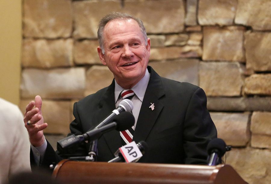 El juez Roy Moore participa en un acto con veteranos de guerra.