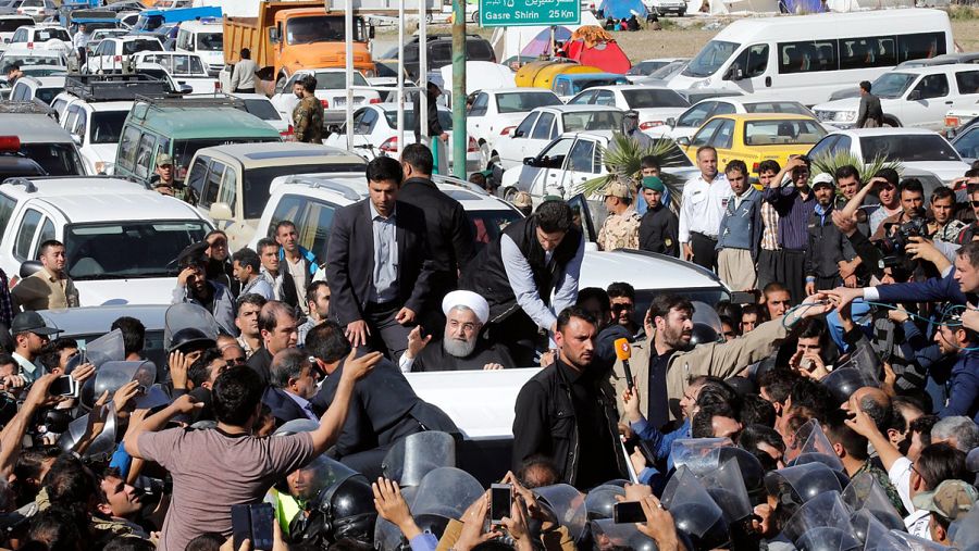 El presidente iraní, Hasán Rouhaní, saluda desde su vehículo durante su visita a la zona afectada por el terremoto