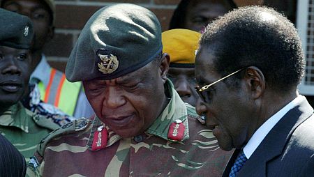 El presidente Robert Mugabe (derecha)  conversa con el general Constantino Chiwenga en una imagen de archivo.