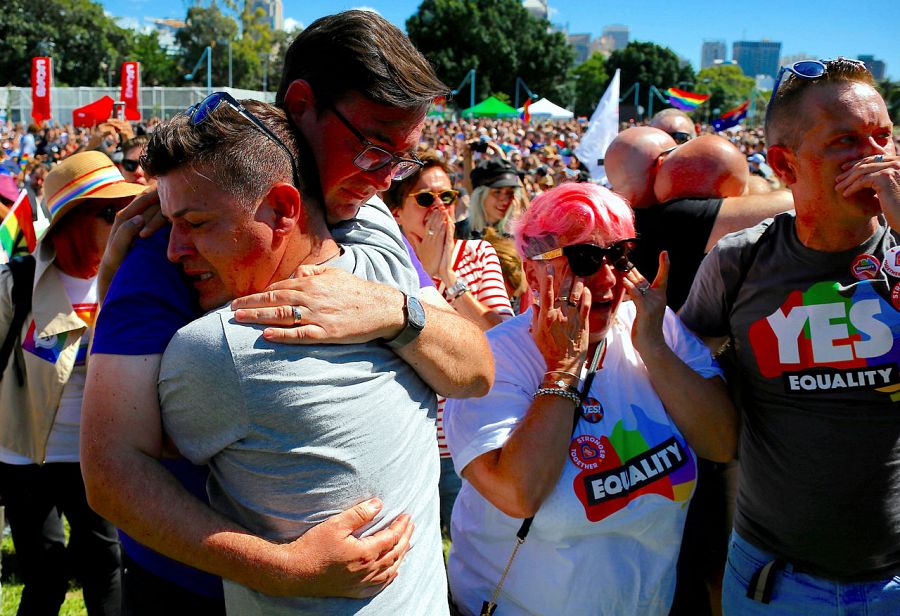 Los australianos celebran emocionados el apoyo al matrimonio gay en una manifestación en Sídney.