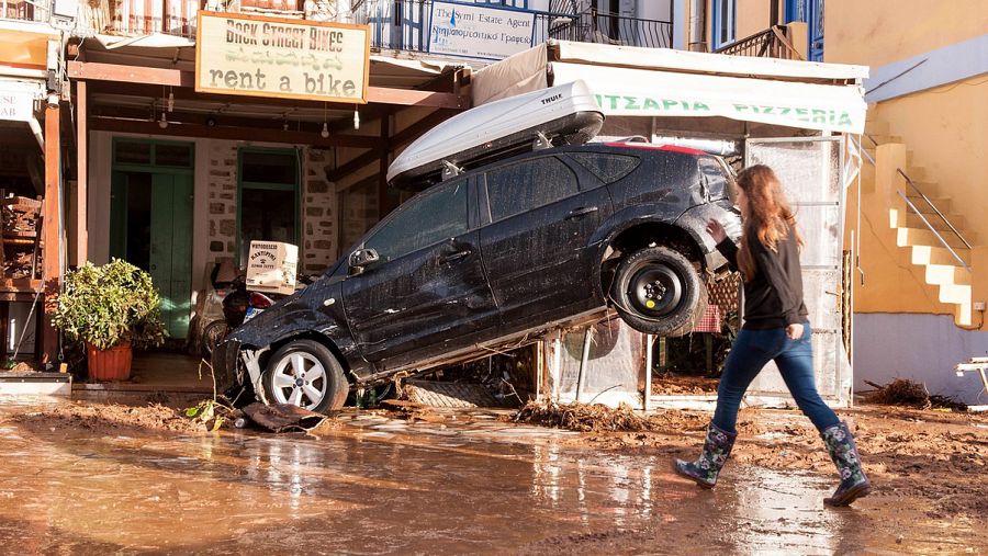 Vista de los daños producidos por las fuertes lluvias en una calle en la isla de Symi (Grecia)
